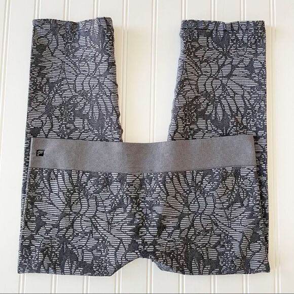 Fabletics Seamless Jacquard Capri Leggings - Medium - Picture 4 of 7